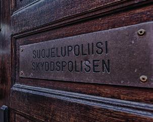 Suojelupoliisilla oma erityisrooli Suojelupoliisin tehtävät ja toiminta eroavat muun poliisin toiminnasta. Suojelupoliisi keskittyy estämään ennalta valtion turvallisuuteen kohdistuvia uhkia.