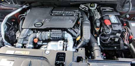 Auton takaosa onkin hiukan erikoisen näköinen. Peugeotin kolme kynnenjälkeä pilarimaisten takavalojen ansiosta siitä tulee mieleen mahtimainen olemus. Moottori on diesel 1.