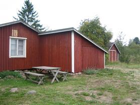 Rannassa on vajoja, lähistöllä vuosisadan vaihteen tyylinen Mäkisen huvila. 1950 ja 1970 rakennetut kesäasumukset ovat muuttaneet ympäristöä.