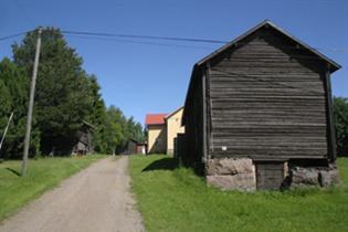 1800 luvulta periytyvät päärakennus ja aitat muodostavat nauhamaisesti mäen päälle kohoavan kokonaisuuden. Juusolanmäellä on pitkä ja rikas historia esimerkiksi nimismiehen talona ja kestikievarina.