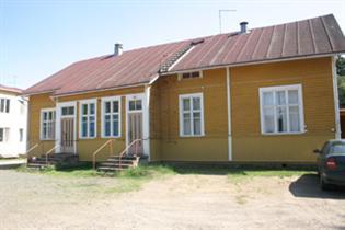 vanha hirsirakenteinen kansakoulu vuodelta 1911 ja ulkorakennus, joka on alunperin rakennetun koulun opettajan navetaksi, sekä kaksikerroksinen kivirakenteinen uusi koulu ja opettajan asunnot