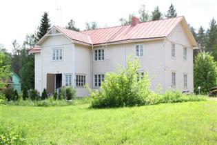 1930 luvulta kantatien 88 varressa. Taloa on laajennettu useaan otteeseen. Alun perin se on ollut pieni sahapirtti, jonka K. V.