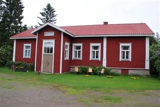 Toisessa pihassa on kolmiosainen puoji, ns. pikkupuoli sekä vanha päärakennus, jossa on toiminut kyläkirjasto.