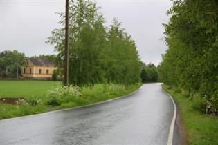 Pattijoen kulttuurimaisemassa viljelysten ympäröimä komea