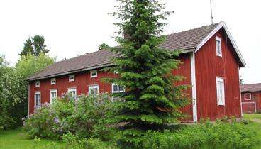 Pihapiirissä on myös neliosainen puoji, piharakennus ja kammillinen aittarakennus, jonka oletetaan olevan päärakennusta vanhemman, osa ulkoseinien pärevuorauksesta jäljellä.