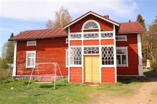 Pihapiirin päärakennuksen vanhin osa, 1710 luvun savupirtti, on ollut olemassa jo Isonvihan aikana ja sitä on jatkettu useaan otteeseen.