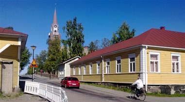 ja 1909-1912 pääosin n rantojen ja saarten graniitista rakennettu tornillinen pitkäkirkko, jossa on runsaasti 1900-luvun alun kansallisromanttisia piirteitä.