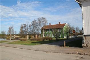 Reinilän talo, Rantakatu 40; Soveliuksen talo, Rantakatu 26; Sovion talo, Brahenkatu 2; Rantakatu on n edustavimpia rakennuksia sisältävä n merijulkisivu, johon liittyy puistoaukio Brahenkadun ja
