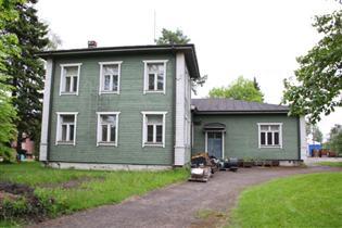 Oy:n konttorina palvellut Sovion huvila Bellevue 1800 luvulta, henkilökunnan asuinrakennuksena ollut huvila ja luotsikapteenin talo 1800 ja 1900 luvun vaihteesta, jossa on pidetty tehtaan ruokalaa.