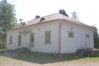 Yksikerroksinen, aumakattoinen, tiilirakenteinen ja rapattu rakennus on harvinainen esimerkki 1900 luvun alkupuolen pienestä kyläkaupasta.