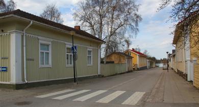 13; Cortenkatu 7, Kauppakatu 23; Cortenkadun katutila on 1970 luvun alussa rakennetun Kauppa ja Cortenkadun kulmaukseen sijoittuvat uudisrakennuksen takia osittain rikkoutunut, mutta pääosiltaan katu