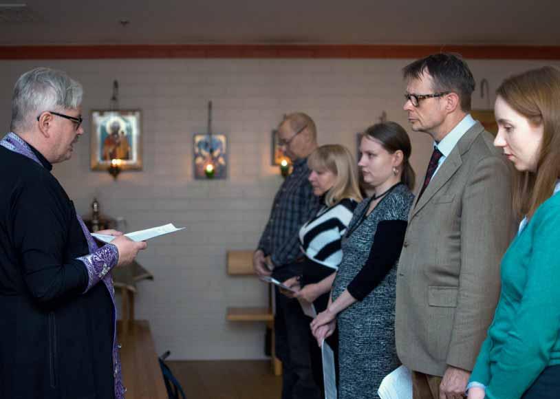 Laura Karlin Katekumeeniopetuksen materiaali on kurssiohjaajan tukena, mutta sitä ei tarvitse noudattaa ihan pilkulleen.