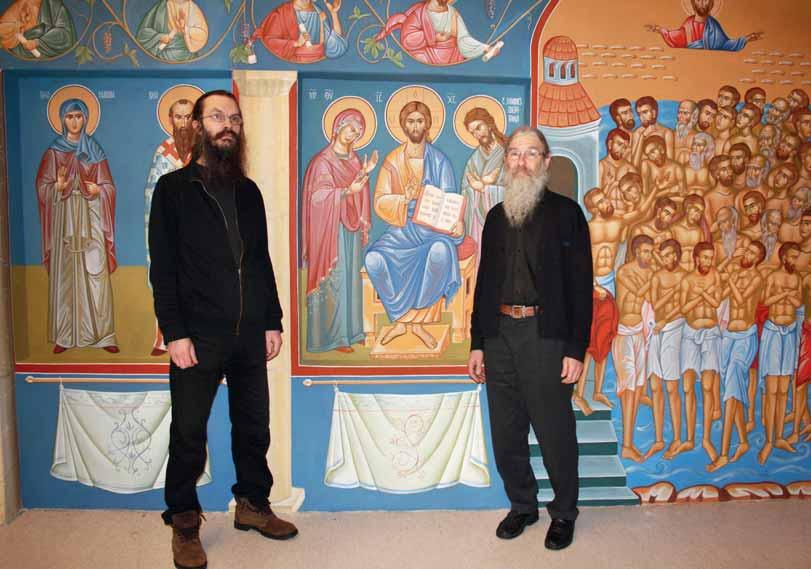 KULTTUURI Athos-säätiön päävastuunkantajat Heikki Alex Saulamo (vas.) ja Hannu Pöyhönen esittelemässä Päivi Loikalan seinämaalauksia.