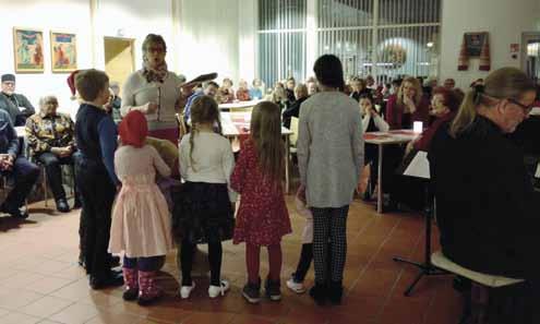 Lapsikuoro joulukuussa Oulun seurakuntasalilla.