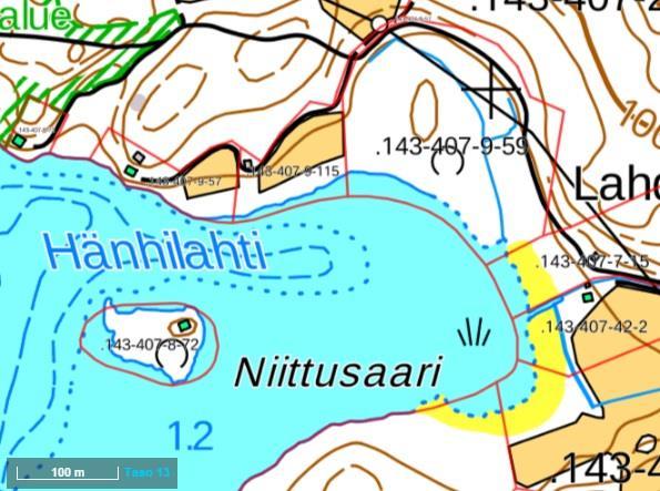 Saaren erityispiirteenä on sijoittuminen verraten matalavetisen lahden, Hänhilahden, edustalle.