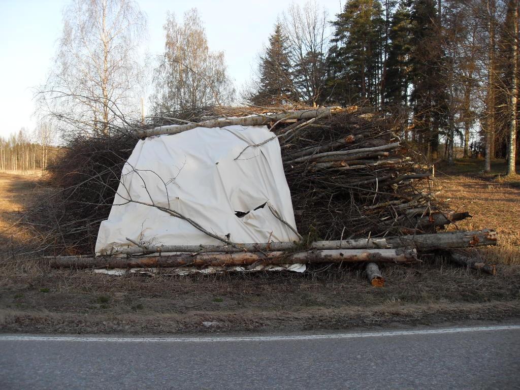 24 KUVA 1. Varaston puolittainen peittäminen alentaa aina varaston laatua täyspeittoon verrattuna Aika Varastoidun puun tulisi antaa kuivua vähintään yhden kesän yli.