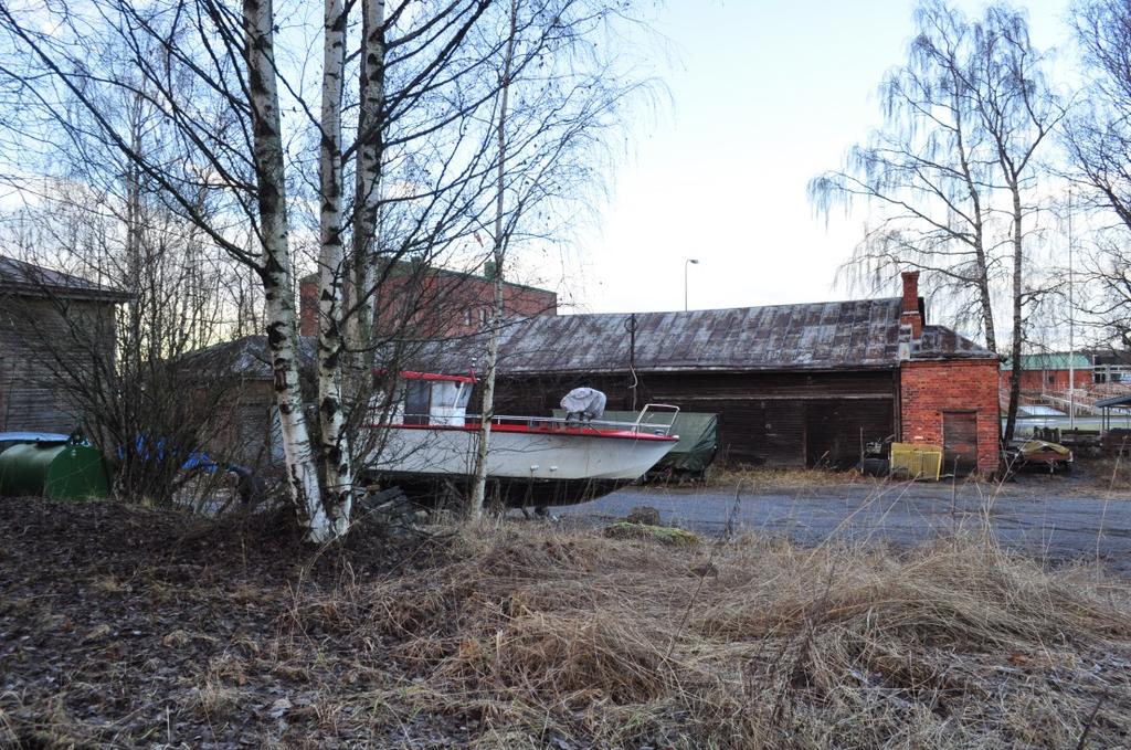 Varasto, Rakennus VII (1019260182) Tehdasalueen pohjoisreunassa sijaitseva puurakenteinen varastorakennus on valmistunut vuonna 1929 mahdollisesti I.