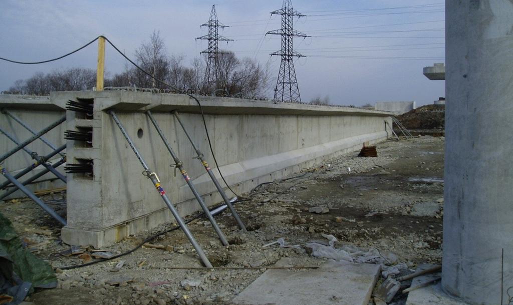 4 Kuva 2. Jälkijännitettävä palkkielementti Betonin ja teräksen välinen tartunta siirtää voimat koko rakenneosan mitalta puristamaan betonia.