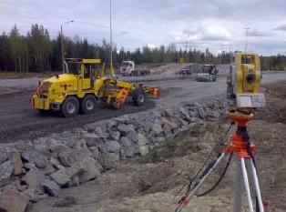 tavien tarketietojen ottamisessa. GNSS-paikannusta käyttävillä kaivinkoneilla voidaan tarkemitata rakennettavia kohteita laatuaineistoon.