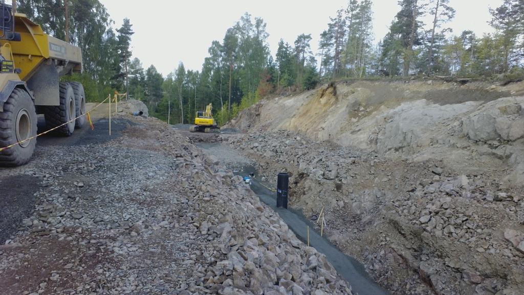 Vileniuksen kaivinkoneeseen. Jakavan- ja tukikerroksen levittäminen suoritettiin kaivinkoneella mahdollisimman lähelle suunniteltua tasoa (kuva 37).