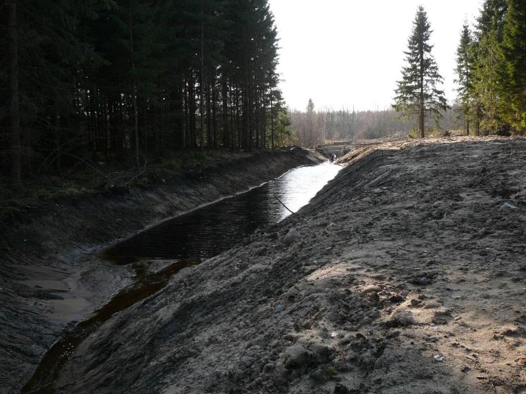 Kuva 6. Laskeutusallas Latviassa. Kuva: Zane Libiete. Kunnostusojituksen aiheuttamaa vesistökuormitusta on tutkittu Suomessa yli 40 valumaalueella.
