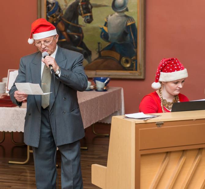 Mäkelän Erkki esitti muutaman joululaulun sekä jokainen ihminen on laulun arvoinen, mikä varmasti sopii sanoiltaan tilanteeseen, kuin tilanteeseen.