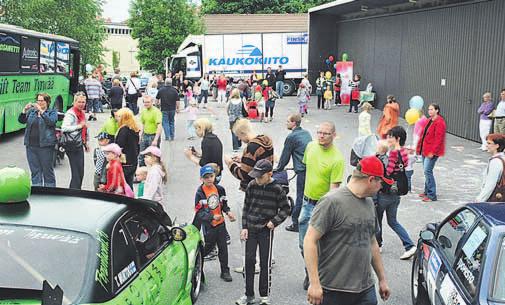 Voittajat saivat palkinnoksi Hurjan hauskan autokirjan raatilaisten signeerauksien koristamina. Herra Hakkaraisen talossa Sastamalassa vietettiin 13.6.2009 Hurjan hauskaa autopäivää.