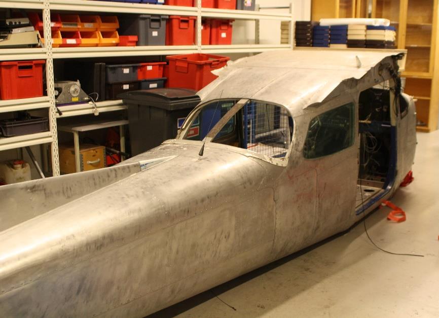13 KUVA 3. Projektikoneen runko ennen kunnostusta Keväästä 2013 kesään 2014 Kevään 2013 lopulla Cessnan runko oli saatu siihen kuntoon, että se oli valmis maalattavaksi.