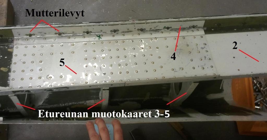 44 kaaret voitiin kiinnittää lastoituksen kohdalta siiven yläpinnan verhouspeltiin.