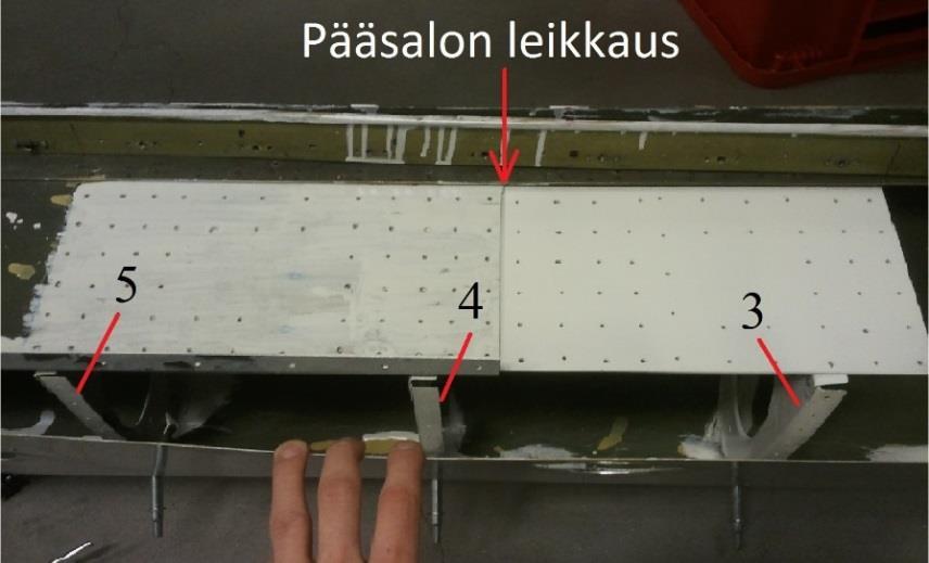49 KUVA 23. Etureunan kaaret 3, 4 ja 5 sovitettuna paikoilleen Kaaret 2 sekä 6 8 teettivät eniten töitä, sillä niissä oli melko pahoja vääntymiä.