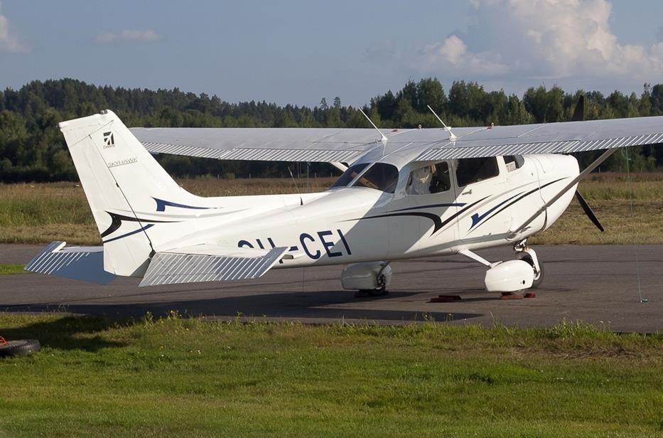 7 2 KUNNOSTUSPROJEKTI 2.1 Projektin tausta Cessna 172M -lentokoneen kunnostusprojekti alkoi alkuvuodesta 2013.