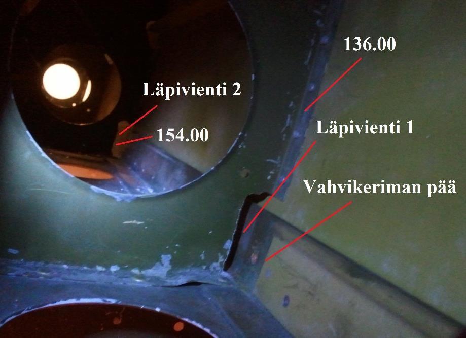 78 KUVA 35: Pääsalon vahvistuksien läpiviennit 6.3.2 Miten jatketaan Siipien vahvistukset Pääsalkoon tulevien vahvikkeiden tarkoitus on jatkaa salon kourussa siiven yläpinnan puoleisessa reunassa kulkevaa vahvikerimaa.