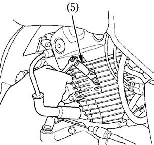 SYTYTYSTULPPA Oikea sytytystulppa: CR8EH-9 (NGK) tai U24FER-9 (DENSO) 1.Vaihdettaessa etusylinterin sytytystulppaa, irrota ruuvi (1) ja pikakiinnike (2).