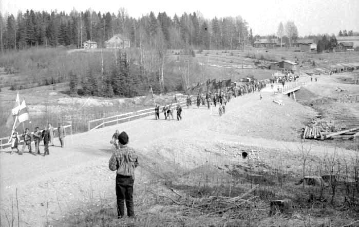 9/9 27. Muut liitteet Vuoden 1959 vappukulkue marssi juuri valmistuneella Korsontiellä. Keskustan suunnalla näkyi silloin peltoja ja maalaistaloja.