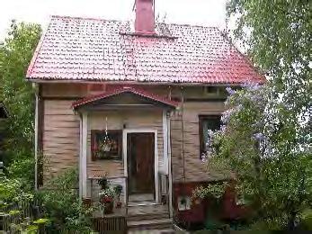 Portaanpään varressa sijaitsevalla pihapiirillä ja erityisesti aivan katulinjassa sijaitsevalla asuinrakennuksella 001 on suuri maisemallinen merkitys katunäkymässä.
