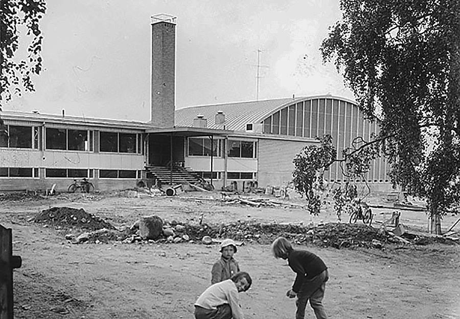 2 Historiaa Vaasan kaupungin ruutukaava alueen reunalle rakennettiin 1960 luvun alussa uimahalli palvelemaan vaasalaisten uintiharrastusta.