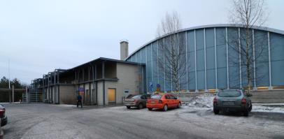 7 Kuva 8 Uimahallin julkisivu Hietalahdenkadulle vuonna 2017. Pohjanmaan museon arkisto. Kuva 9 Uimahalli Hietalahden puistosta päin alkuvuonna 2017. Pohjanmaan museon arkisto. Ympäristö Uimahallirakennus rakennettiin ruutukaava alueen reunalle vanhan sotilasradioaseman tontille.