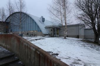 Uimahallin laajennuksen yhteydessä myös vanhan osan matala siipirakennus uudistettiin.