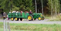 Konekentällä on mahdollisuus tutustua erilaisiin maatilan koneisiin ja ajaa oikeaa traktoria aikuisen kanssa.