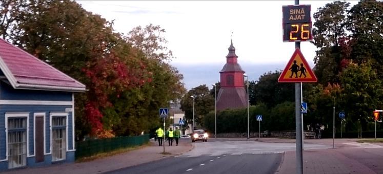 56 teraitojen vaikutusta korostetaan tekemällä ääntä tai tärinää aiheuttava rakenne, jyrsintä tai massamerkintä, tai edellä mainittujen yhdistelmä.