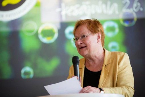 5 Kestävä Suomi 2050 yritykset tulevaisuuden rakentajina -seminaarin, jossa sitoumuksen antaneet yritykset kertoivat toimistaan. Tarjoilut olivat juhlan mukaiset.