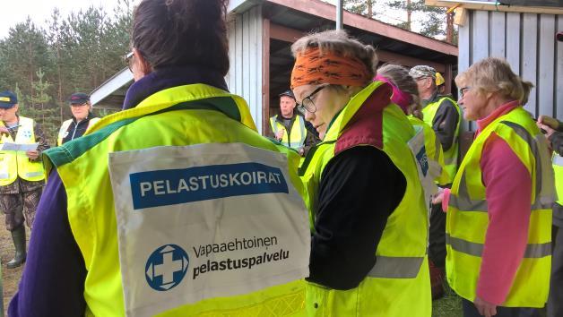 (Kuvat: Mika Korppinen, Suomen Meripelastusseura, Kari Pullinen, Mika Korppinen) Autoliiton tiepalvelumiesten lisäksi myös muita Autoliiton osastojen aktiivijäseniä on koulutettu liikenteenohjaus- ja