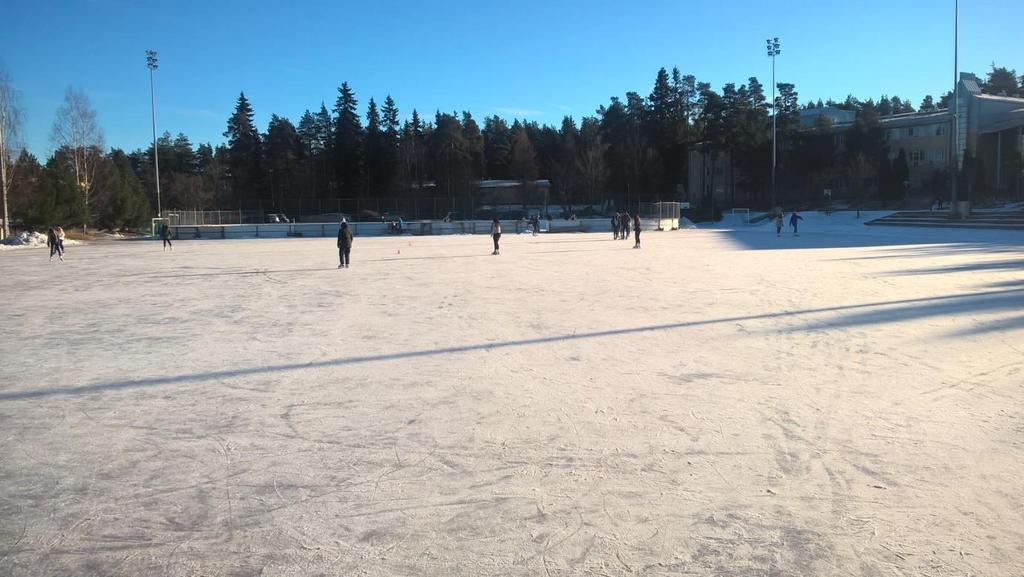 8. luokkalaisten ajatuksia talviliikuntapäivästä Tunnelmia Kupittaan luistelumadolta ja keilauksesta Tulin madolle vähän ennen klo 9. Odotimme, että muut laittoivat luistimensa ja tekivät tilaa.