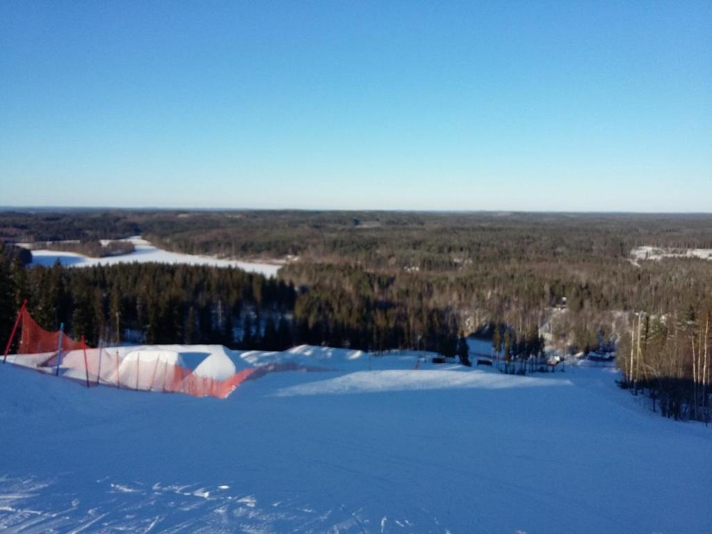 Tunnelmia Impivaaran maisemista Minä istuin ja grillasin siinä grillipaikalla. Oli hieno päivä. Tunnelmia Sappeen laskettelureissulta Olin Sappeella talviliikuntapäivänä.