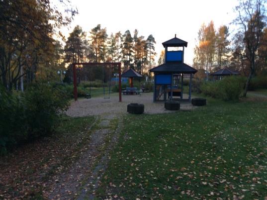 Kiikkuja Kiipeilyteline Huvimaja ja -katos Minigolf rata