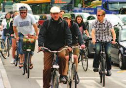 Matka kotoa kaupungin keskustaan saattaa olla pyörällä 3 kilometriä ja autolla lähes kaksinkertainen.