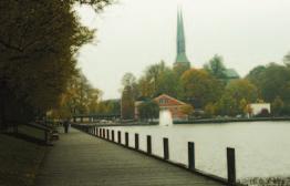 Freiburg on yksi maailman johtavia kestävän kehityksen kaupunkeja. Kävelyä, pyöräilyä ja joukkoliikennettä on edistetty Freiburgissa tehostamalla maankäyttöä.