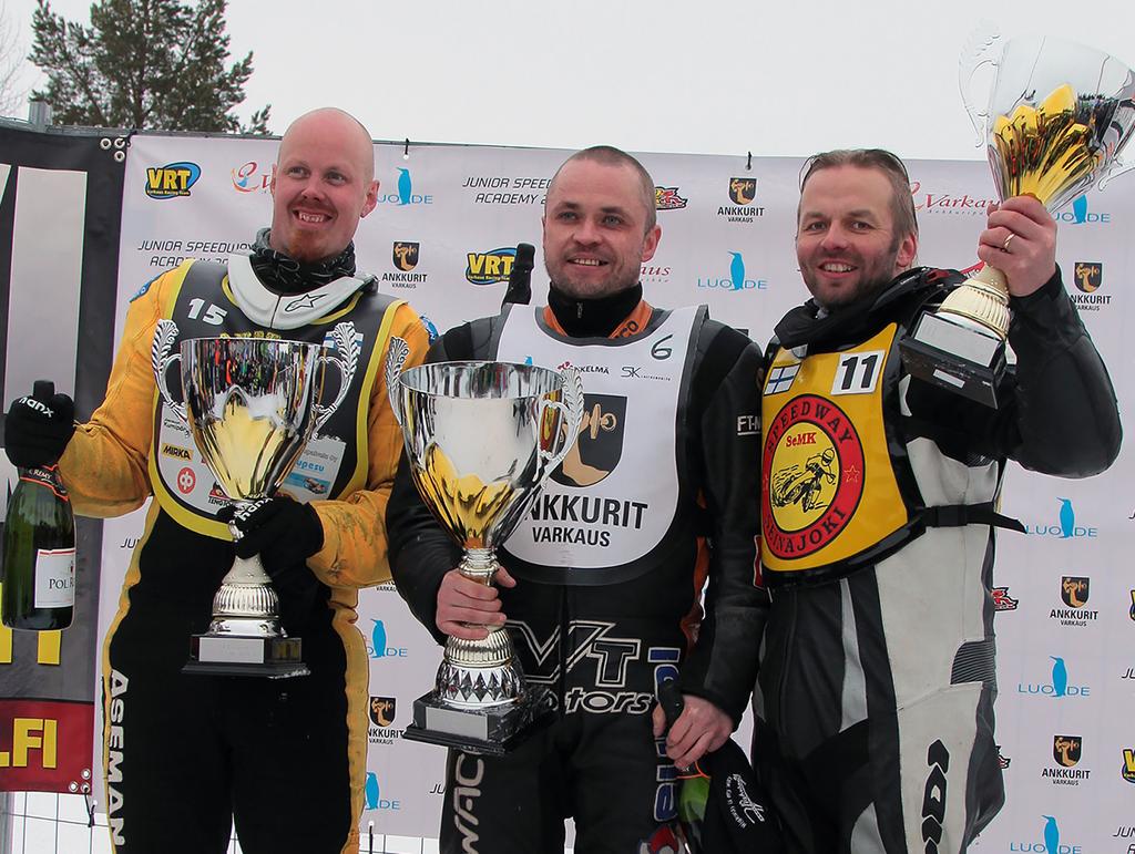 RATALAJIT Jääspedwayn SM-mitalikolmikko 2016.Vasemmalla Mikko Jetsonen, keskellä mestari Antti Aakko ja oikealla Tomi Norola. Kuva Tomi Nevanperä.