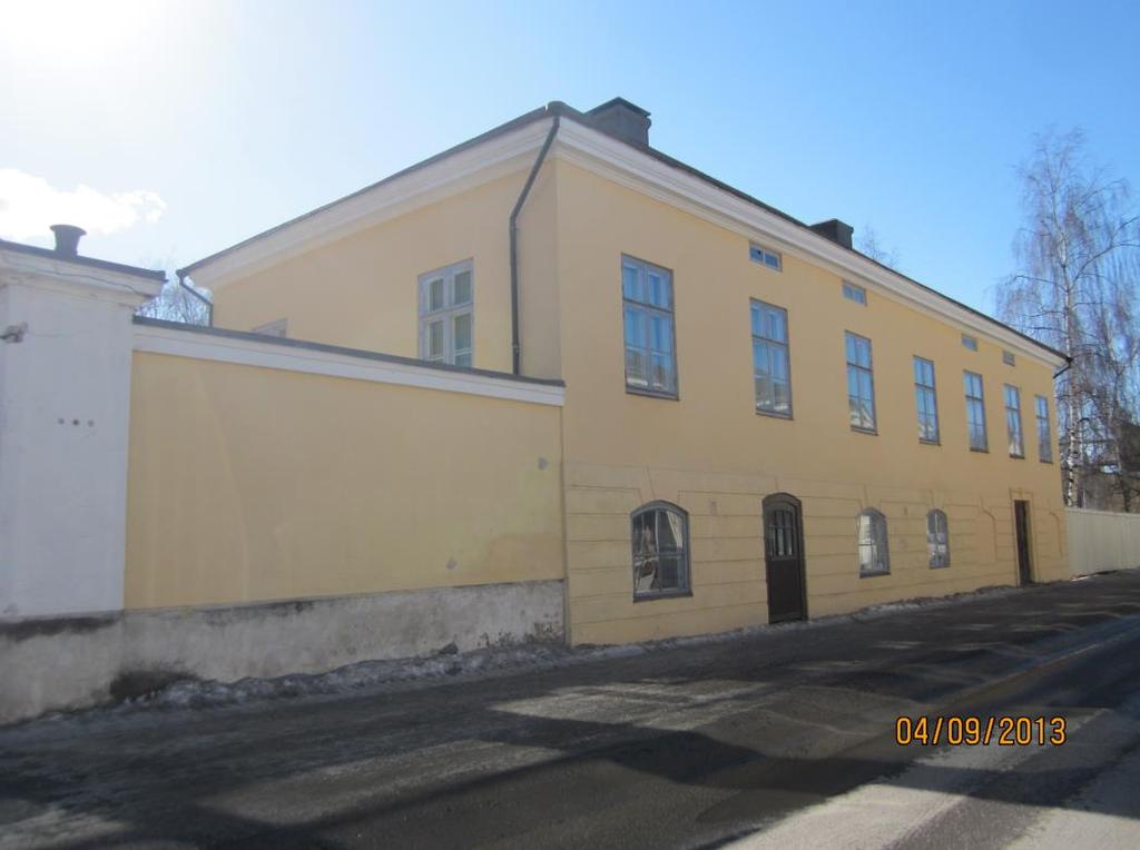14 kuistilta portaita pitkin ja ala-, sekä yläkertaan länsipäädyn läheiseltä kuistilta (Kuva 2). Kuva 3 Suolamakasiini Pitkänsillankadulta 4.2.2 Autopaikat Osan rakennuksen autopaikoista tulee soveltua pyörätuolin käyttäjälle.
