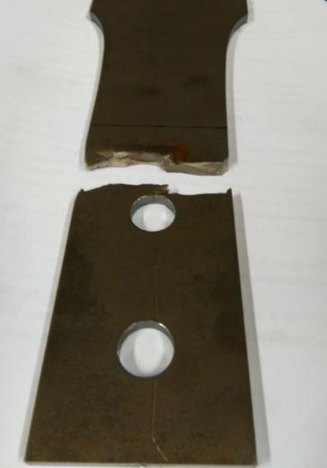 Toinen suurlujuusteräksinen koesauva murtui vetosauvasta noin 5 mm päässä toisesta ruuvin reiästä. Kuvassa 33 on esitetty murtunut S960-koesauva. Kuva 33.